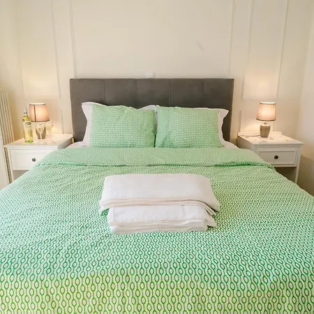 Galaxy Charming In Alimos Apartment *